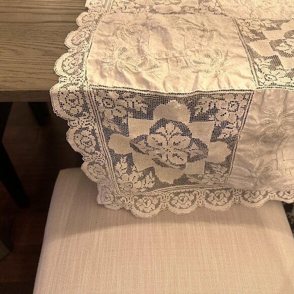 Vintage White Lace Rectangle Tablecloth - Picture 3 of 5